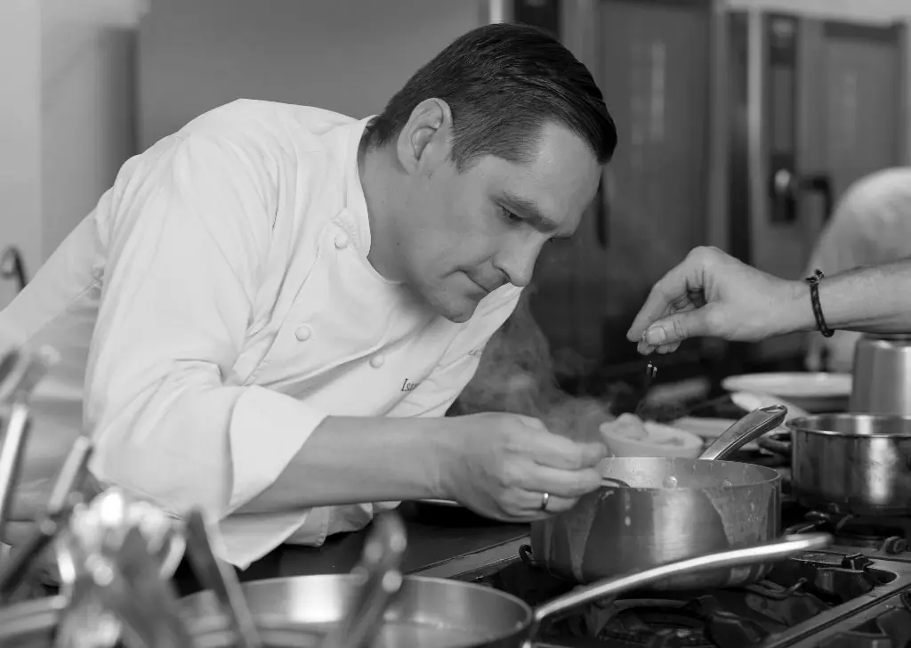Isaac Loya en la cocina del Real Balneario